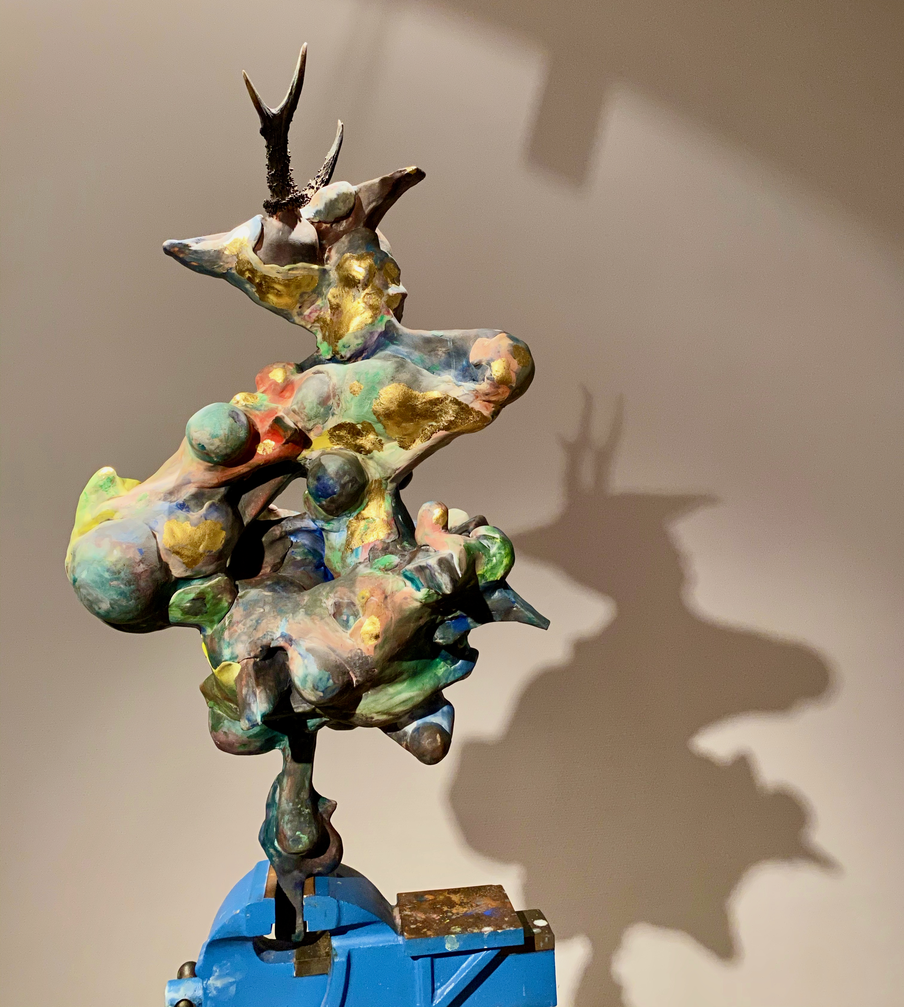 Tinka Pittoors, ‘Attitude Blues’, 2020, epoxy, pigment, bladgoud, gewei, bankschroef. – © Kristof Van Brussel