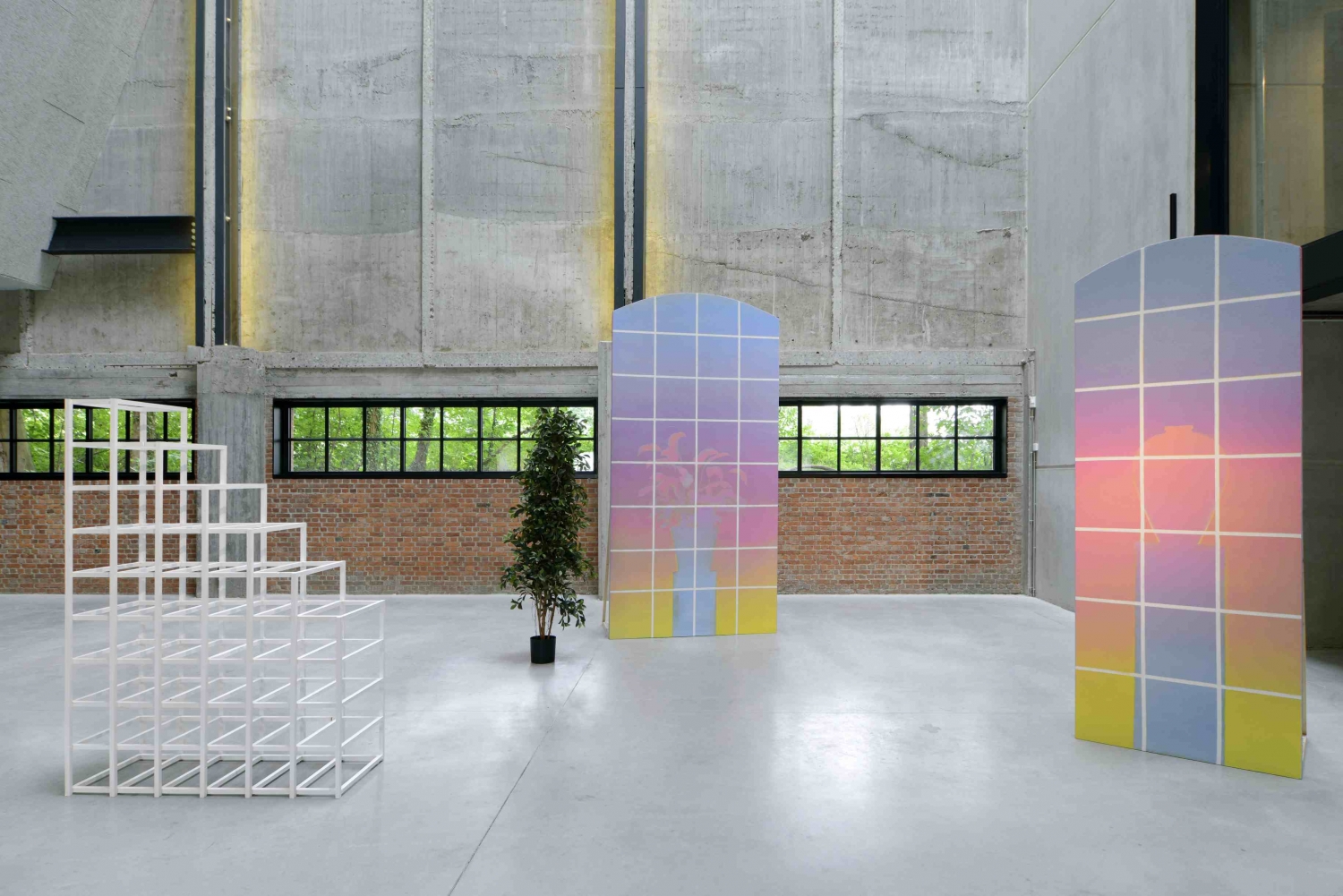 Tramaine de Senna, ‘A Setting, Tableau - No. 1’, 2015 met ‘Homage to Le Sol’, 2015, © foto Isabelle Arthuis