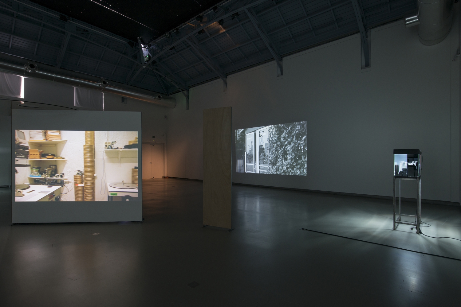 Tris Vonna-Michell Installation view Punctuations & Perforations, 2017, © Isabelle Arthuis. Fondation d’entreprise Hermès