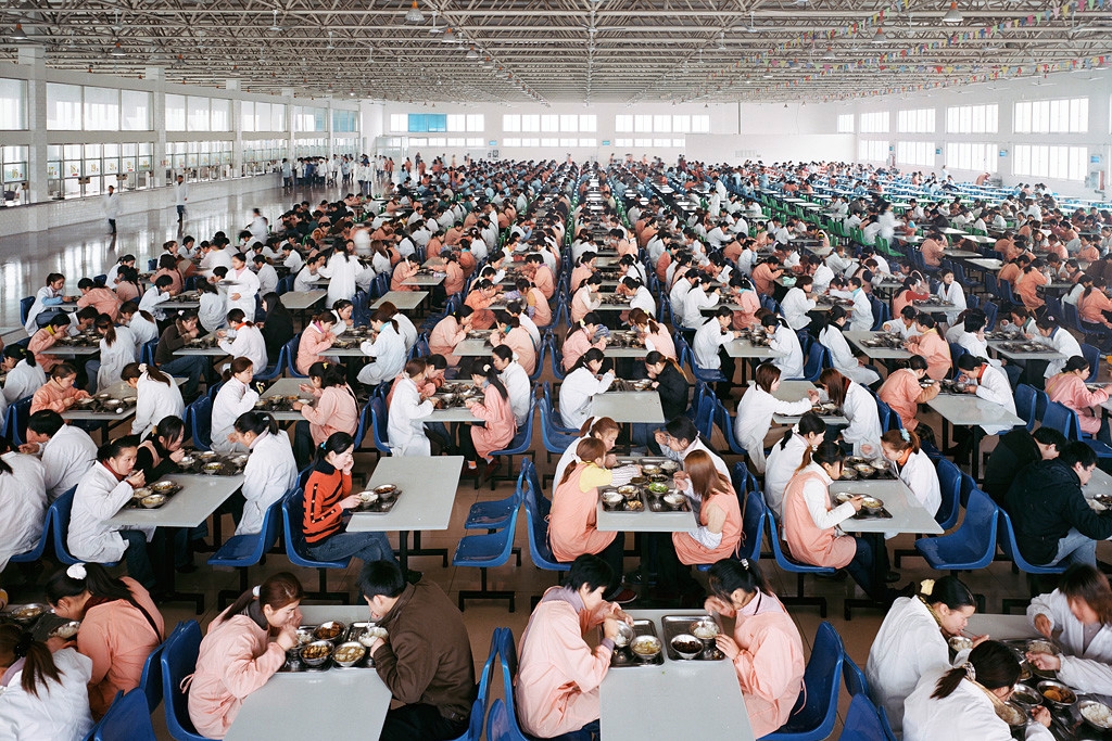 Edward Burtynsky, Manufactoring #11, Youngor Textiles, Ningbo, Zhejiang Province, China, 2005, 61 x 94 cm; Fotoprint op papier (ingelijst), Collectie Museum Helmond, NL