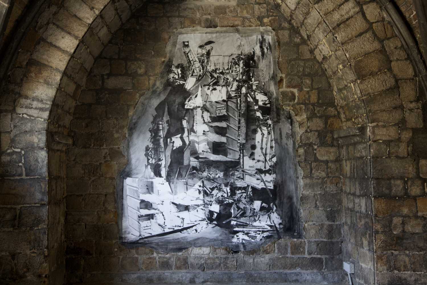 Marie Cloquet, ‘SCORCHED EARTH II’, 2015, (ongeveer 300 x 200 cm), fotografische emulsie en aquarel op papier, op doek. Courtesy Annie Gentils Gallery Antwerpen