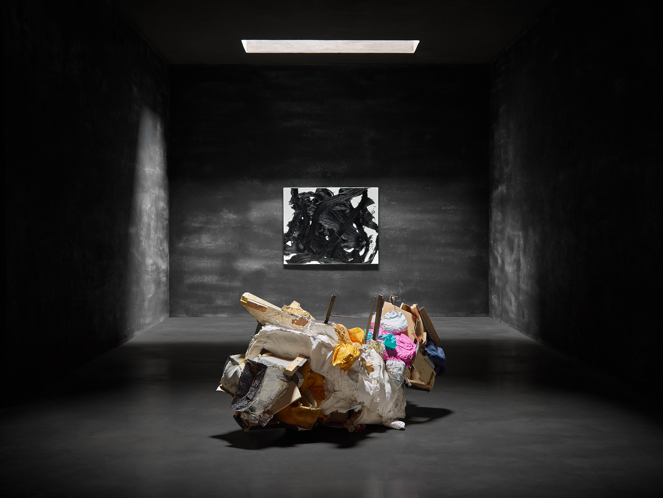 Zaalzicht Chaos & Order , met boven Kazuo Shiraga, Yu-Gyo en in het midden Peter Buggenhout, On Hold #8. – © Axel Vervoordt, Kanaal Wijnegem