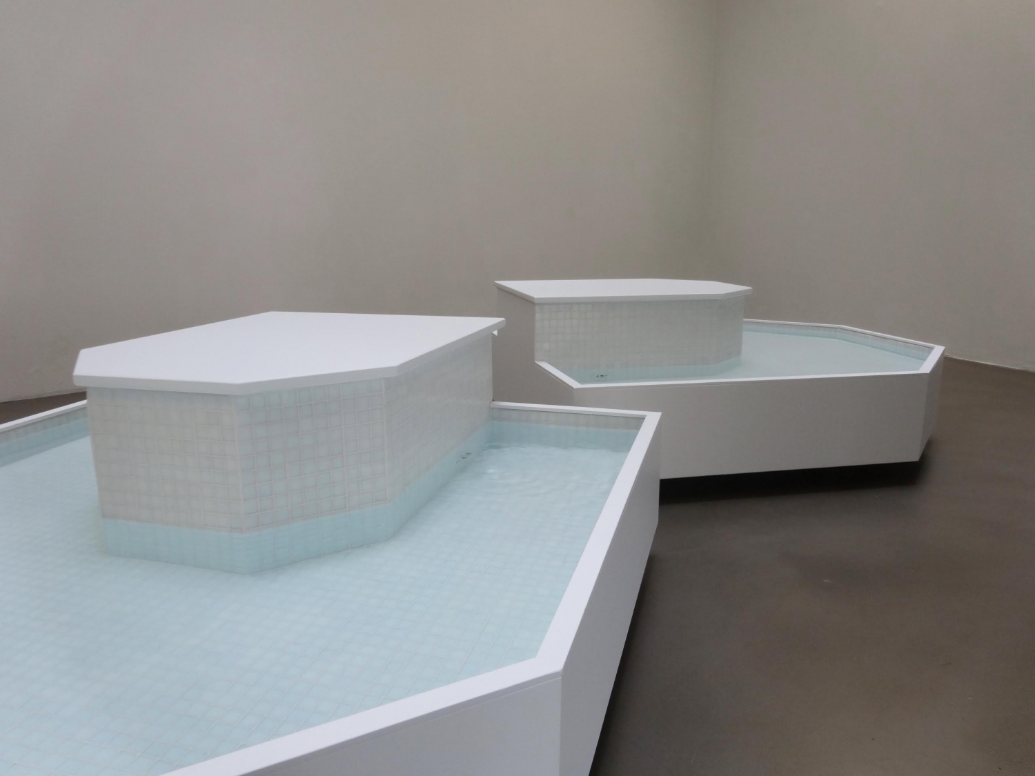 Wesley Meuris , ‘Bassins’, 2014, sculptuur - 2 delen, elk H.50 x B.125 x D.138 cm, hout, mozaïek tegels, verlichting en water. foto: La BF15, Lyon, 2014. Courtesy Galerie Annie Gentils en Wesley Meuris.