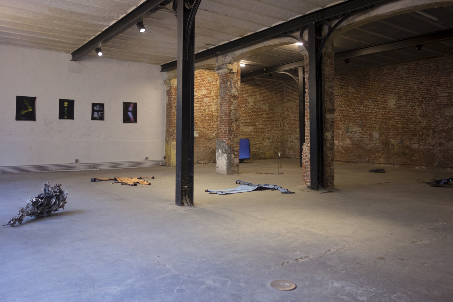 ‘Young, Handsome And Unemployed’ in de bijkomende locatie van Komplot Brussel, tentoonstellingszicht, foto Fabrice Dermience