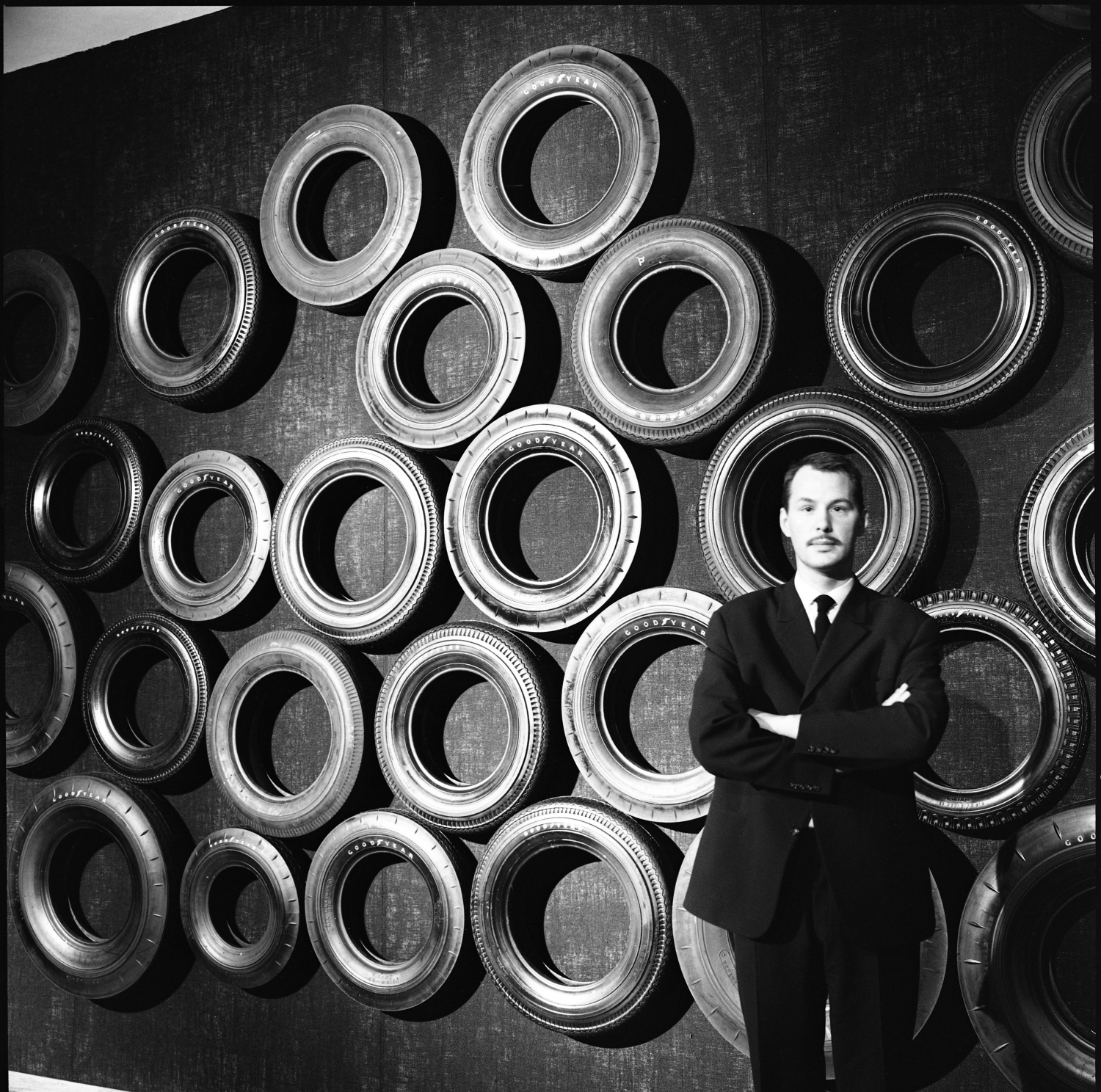 Armando in het Stedelijk Museum Amsterdam, 1962, Ad Windig © Maria Austria Instituut (MAI), Amsterdam