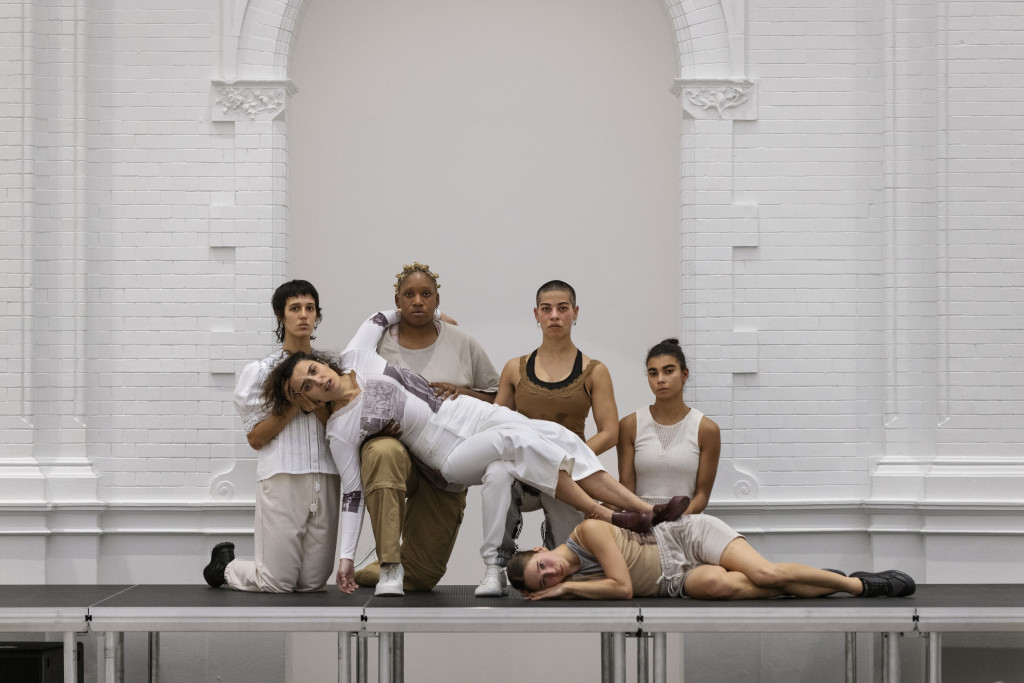 Alexis Blake Rock to jolt [ ] stagger to ash , 2021, performance, tentoonstellingsruimte met architectonische ingreep, gedimd licht, geur, tabloidpublicatie, Prix de Rome 2021, foto Daniel Nicolas