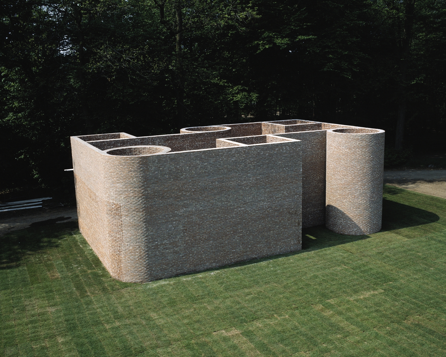 Per Kirkeby, Zonder titel, 1993, sculptuur in Middelheimmuseum Antwerpen, foto Arseen Lenaers