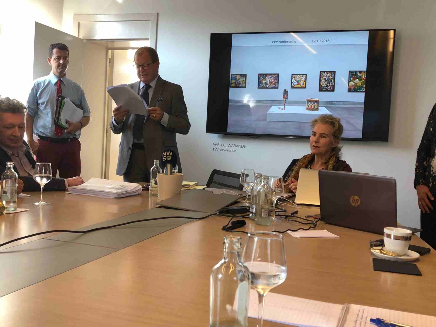 Van links naar rechts: Igor Toporovksi, een deurwaarder, Leo Neels, Catherine de Zegher, foto MR