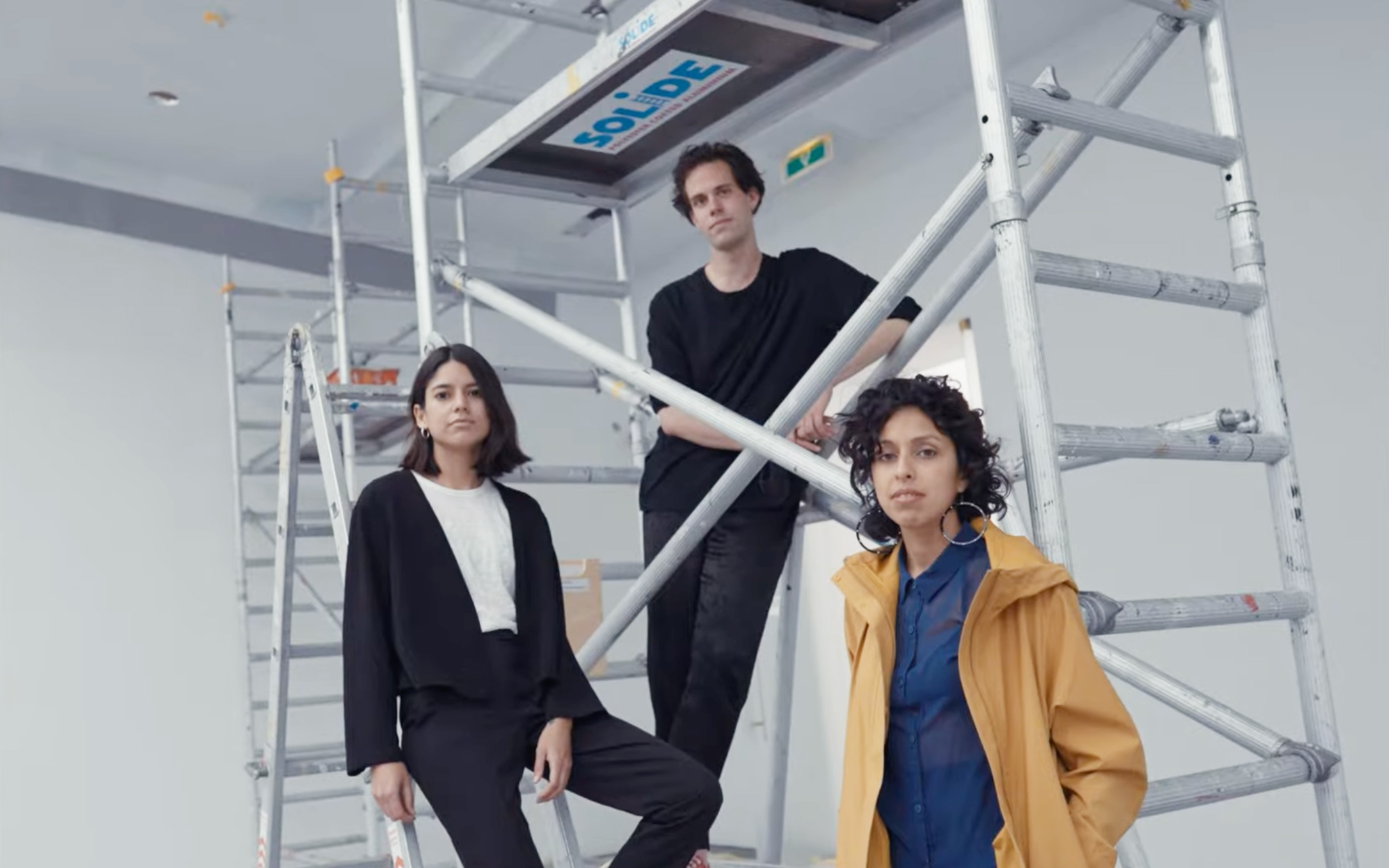 De drie laureaten, (van links naar rechts) Jimena Chávez Delion, Mark Grootes en Angyvir Padilla, tijdens de opbouw van hun tentoonstelling in het S.M.A.K.