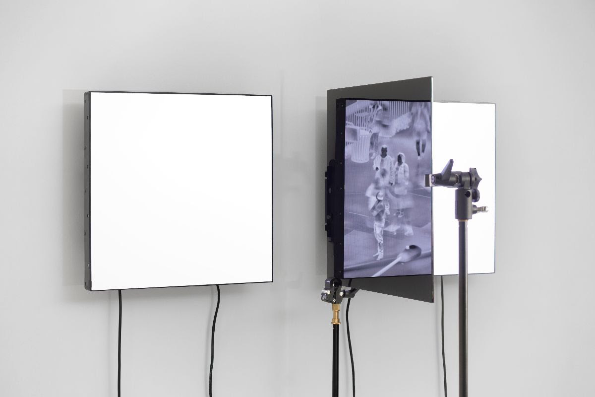 Emmanuel Van der Auwera, VideoSculpture XXI (Vegas), 2019, 2 Manipulated LCD screens, 2 tripods, plexiglass, cables, HD Video (15 minute loop)