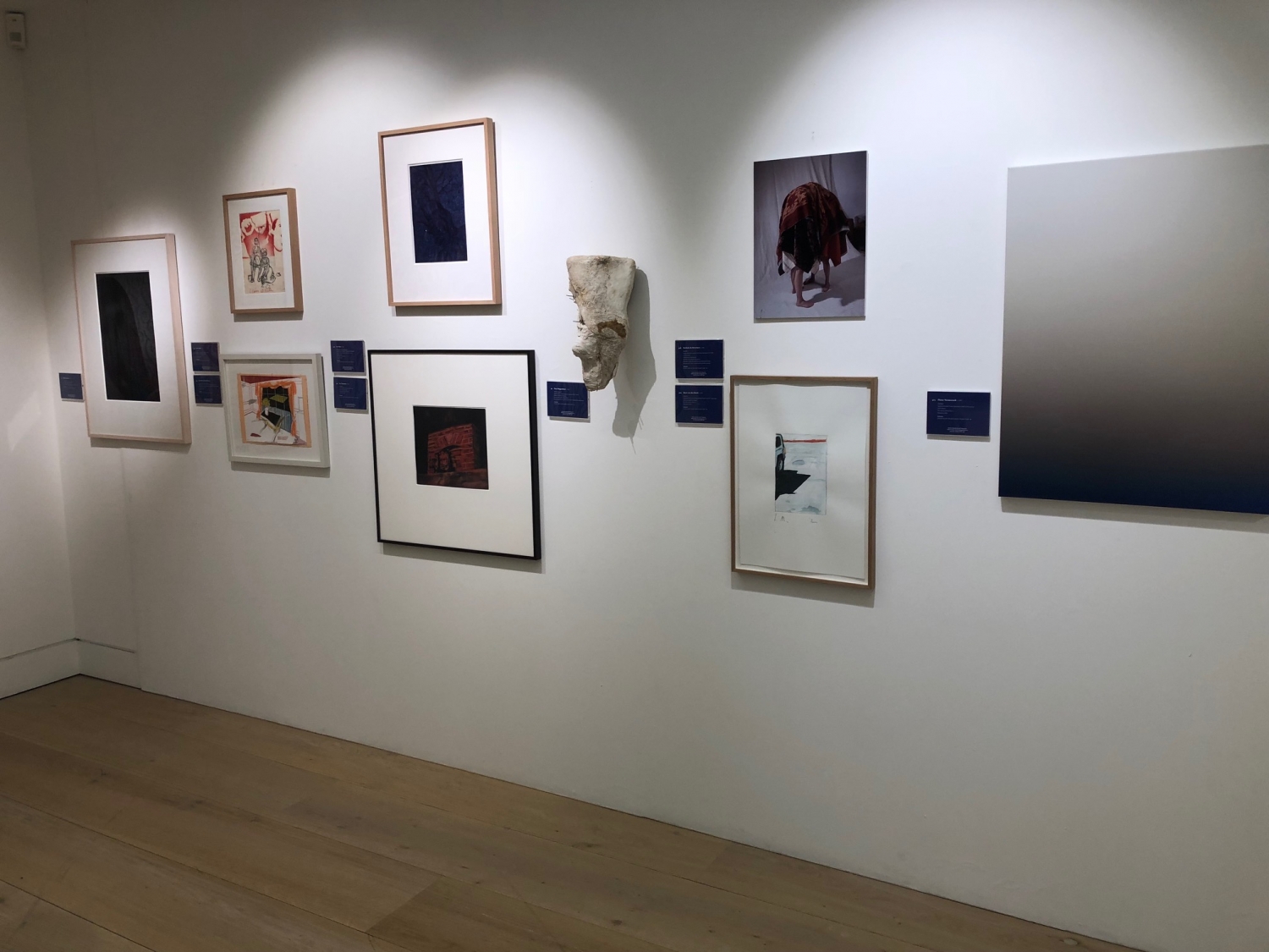 De werken van de twaalf kunstenaars in preview bij Phillips London, foto MR