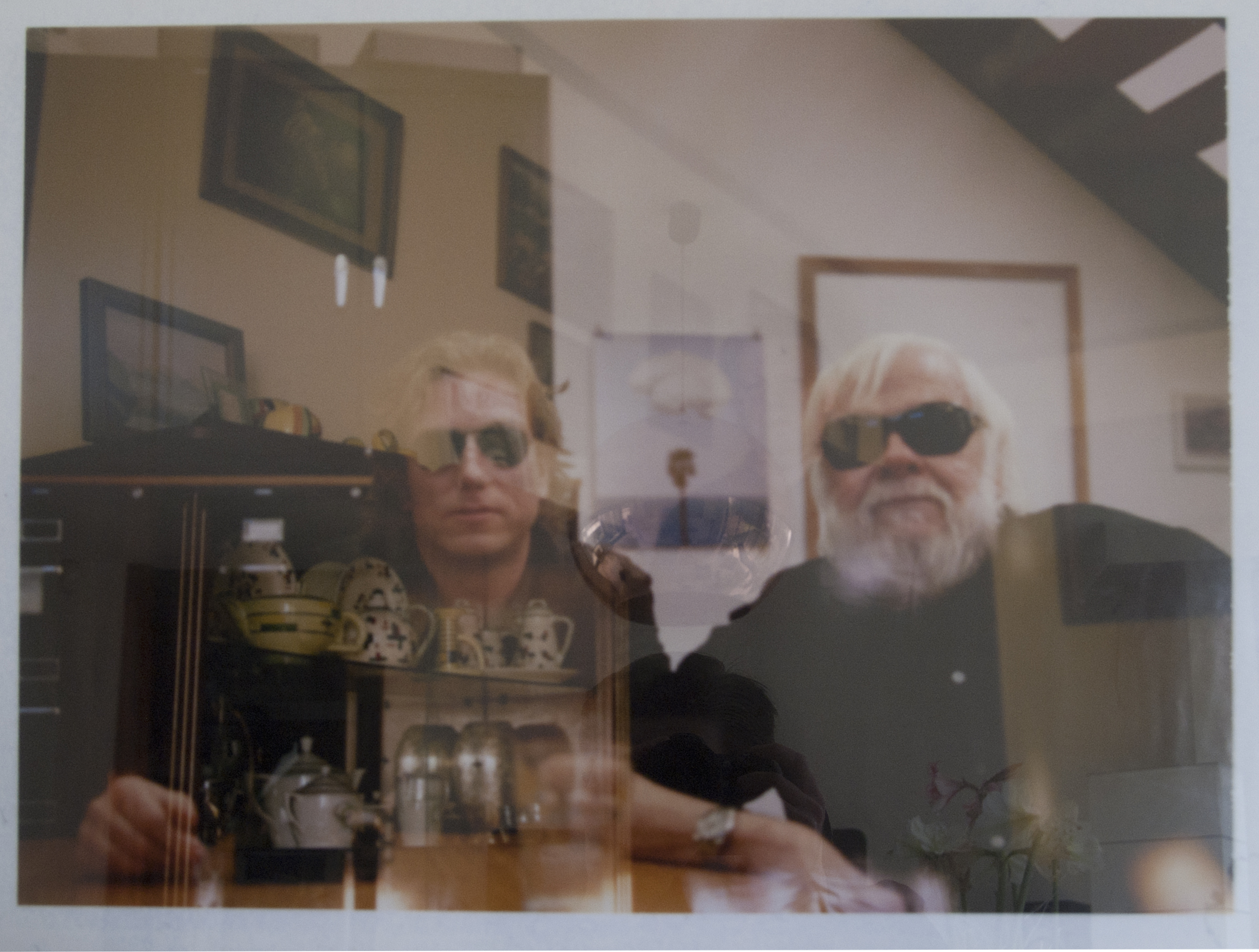 Koen van den Broek & John Baldessari (en John C. Welchman in de reflectie). – Foto (c) Jo Vermaercke