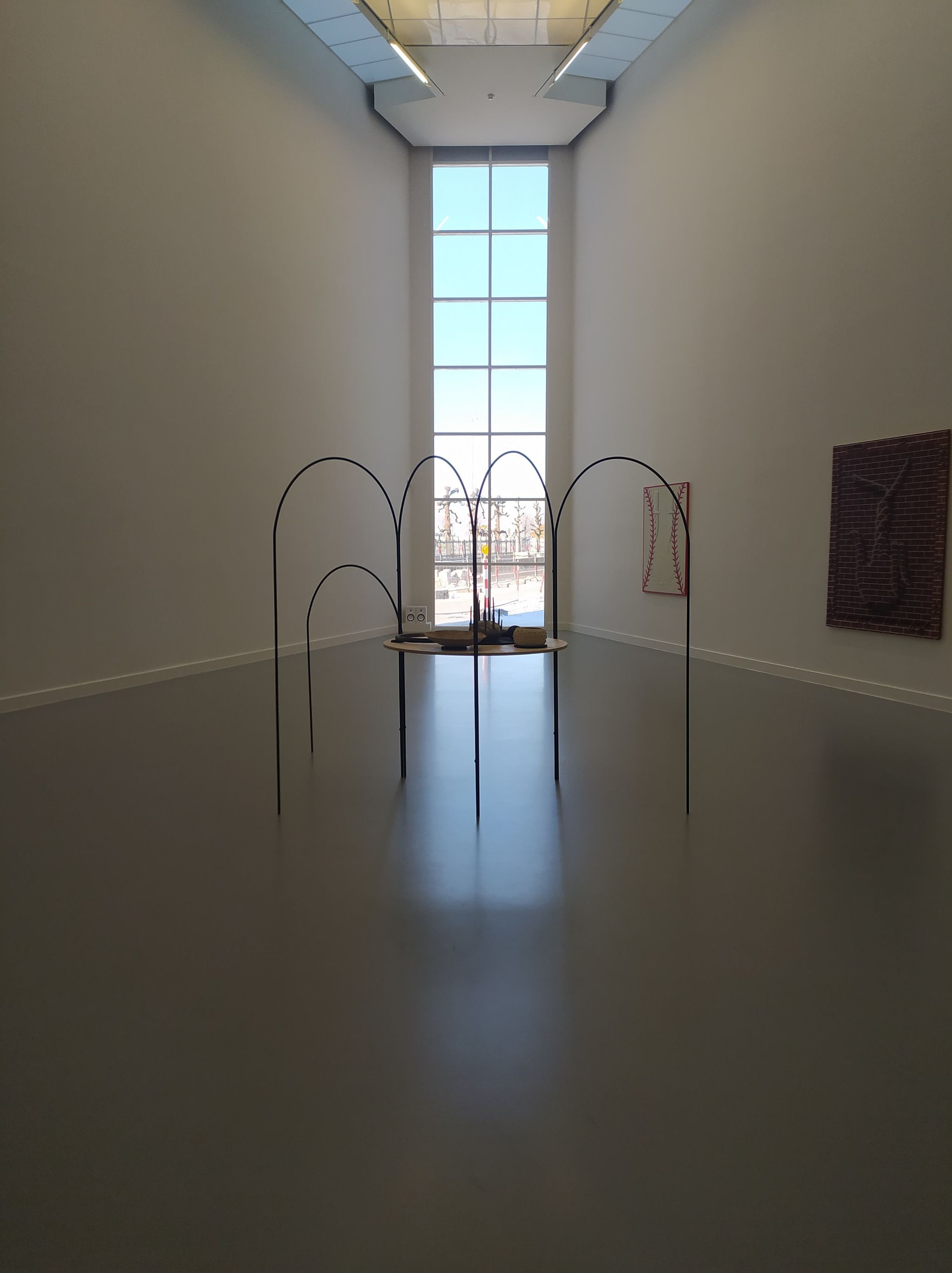 Maika Garnica, From Bow to Ear 2020, Lippenstift en Gasmaskers , M HKA – © Louka van Aelst