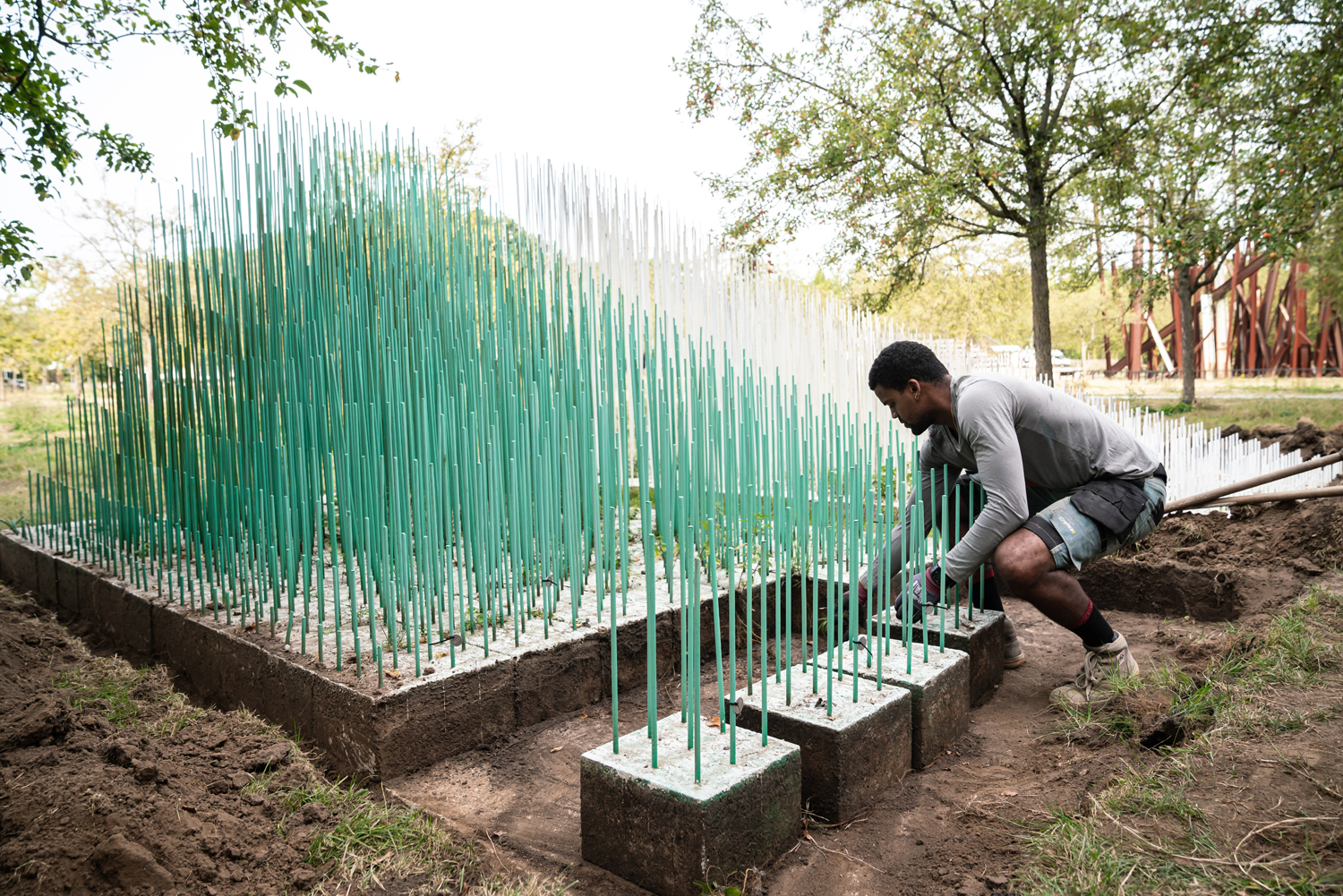 Verplaatsing van het eerste werk, Double Progression, vert et blanc , van Jesus Rafael Soto, foto Tom Cornille